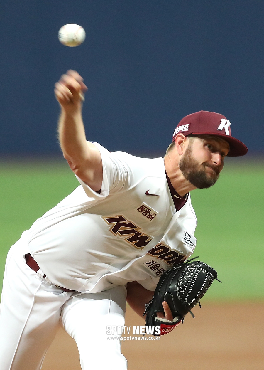[포토S] 역투하는 키움 선발 스미스