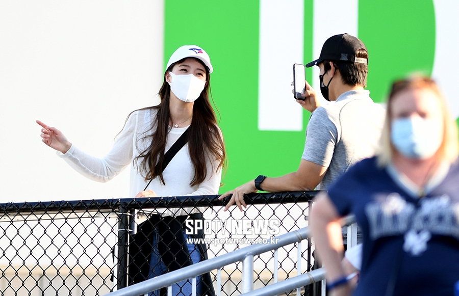 [포토S] 신랑 류현진 승리를 위해 경기장 찾은 배지현 아나운서