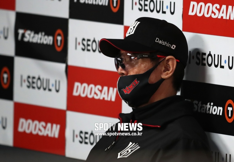 9회 8-4→8-7 지켜본 사령탑 심정…"하얀 게 밤하늘에 뜨더라"