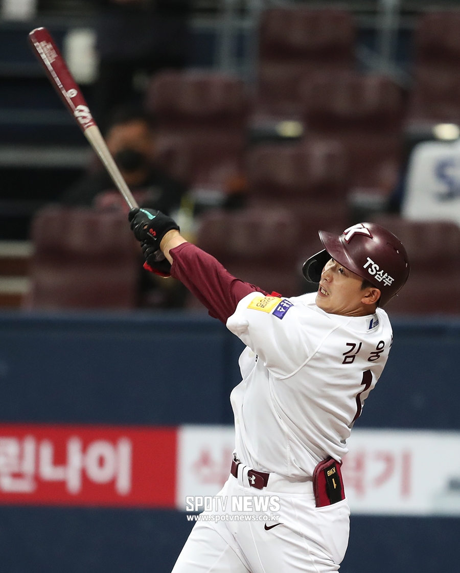 [포토S] 김웅빈, 함덕주 상대로 선취 적시타 쾅!