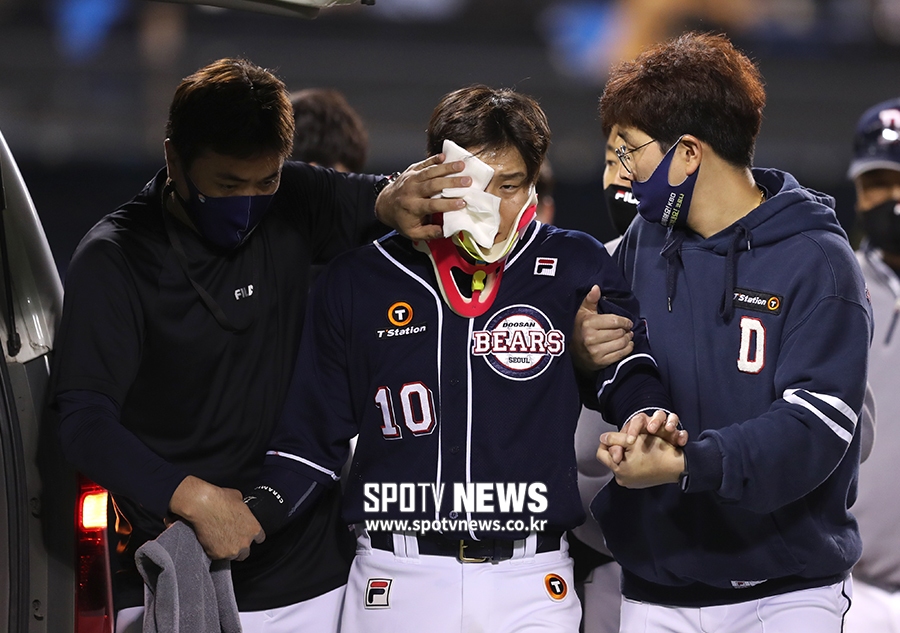 [포토S] 헤드샷 맞은 박세혁, 구급차로 이동