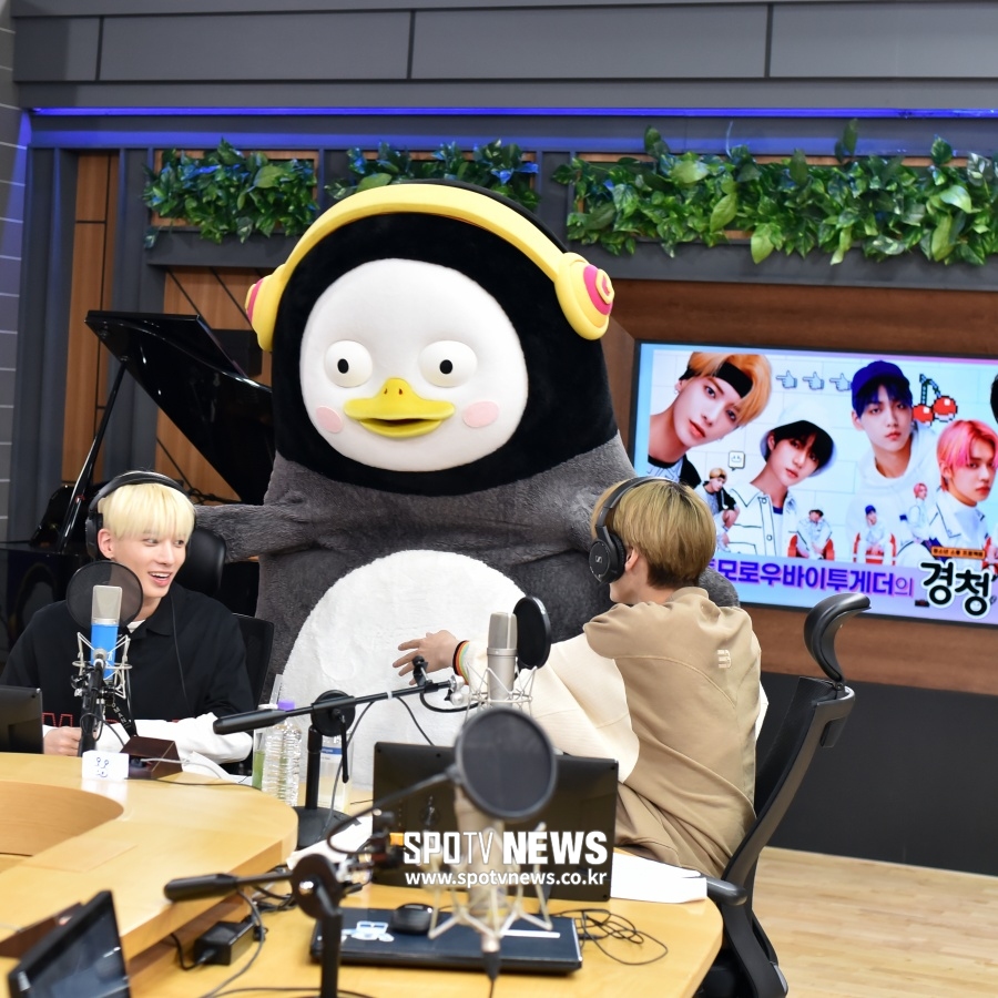 [포토]투모로우바이투게더, '펭수, 직접 보니 너무 신기해~'