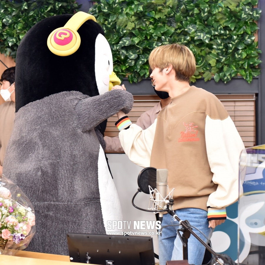 [포토]투모로우바이투게더 휴닝카이 '펭수, 반가워!'