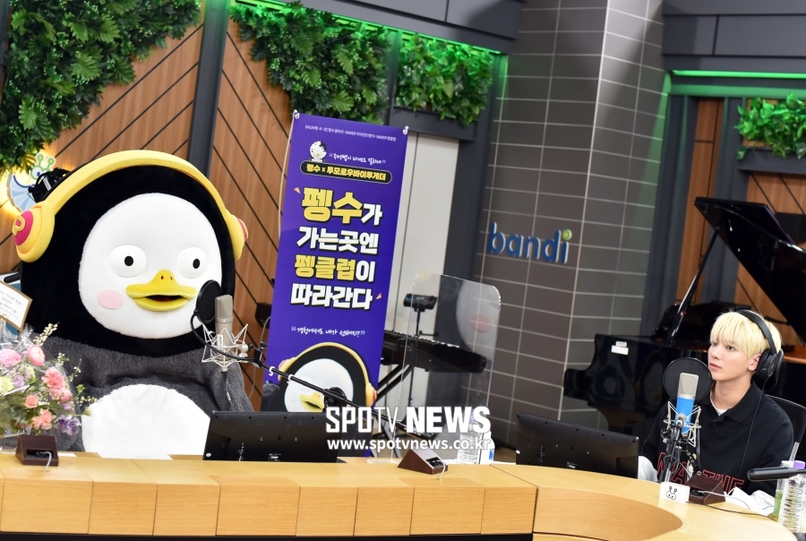 [포토]투모로우바이투게더 태현 '펭수, 경청 어서오세요~'