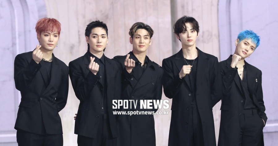 "7년만의 정규앨범"…뉴이스트, 낭만으로 가득 채운 '로맨티사이즈'[종합]