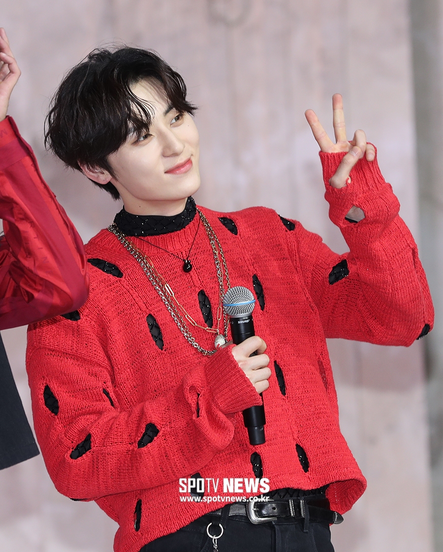 [포토S] 뉴이스트 민현, 팬들 향해 브이 브이~