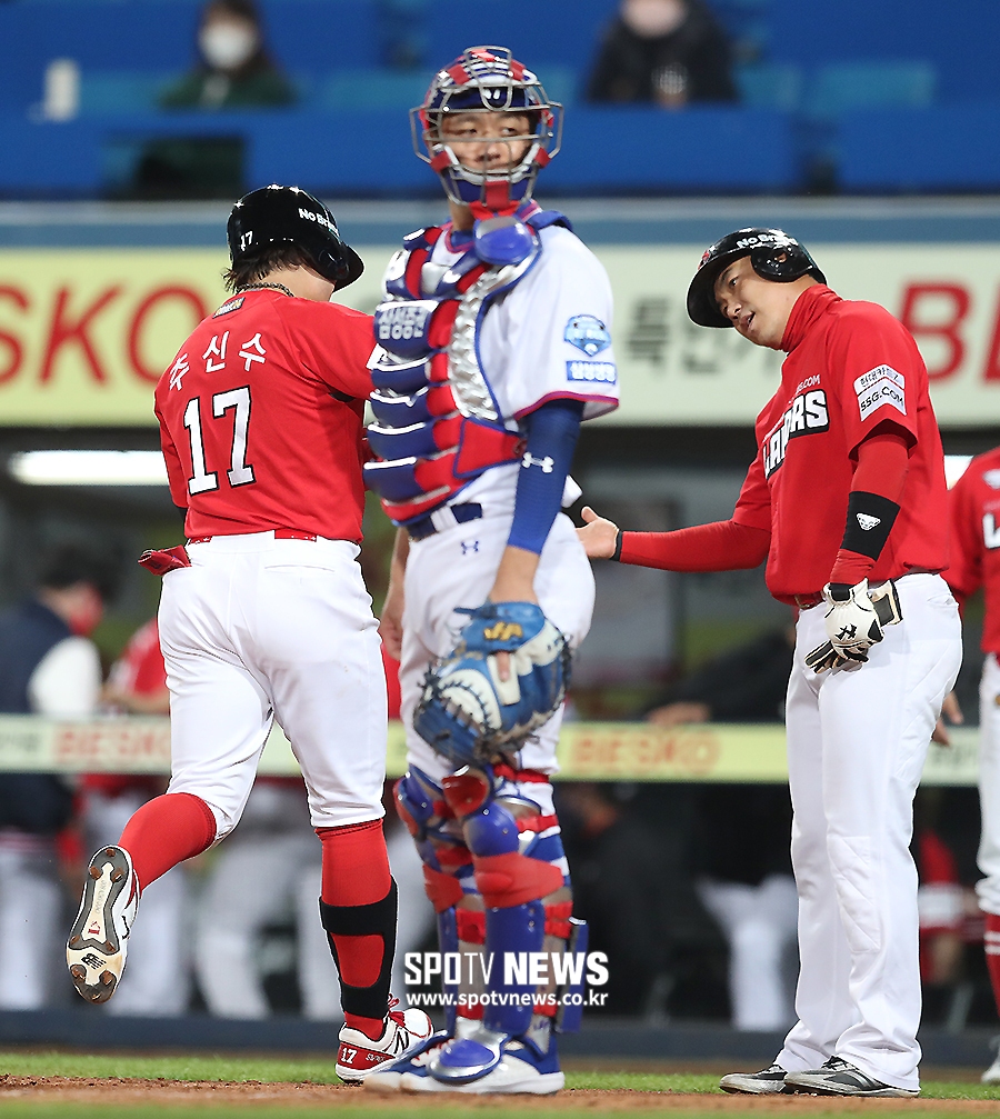 [포토S] 추신수-김강민, 절친이 함께 만든 투런포!