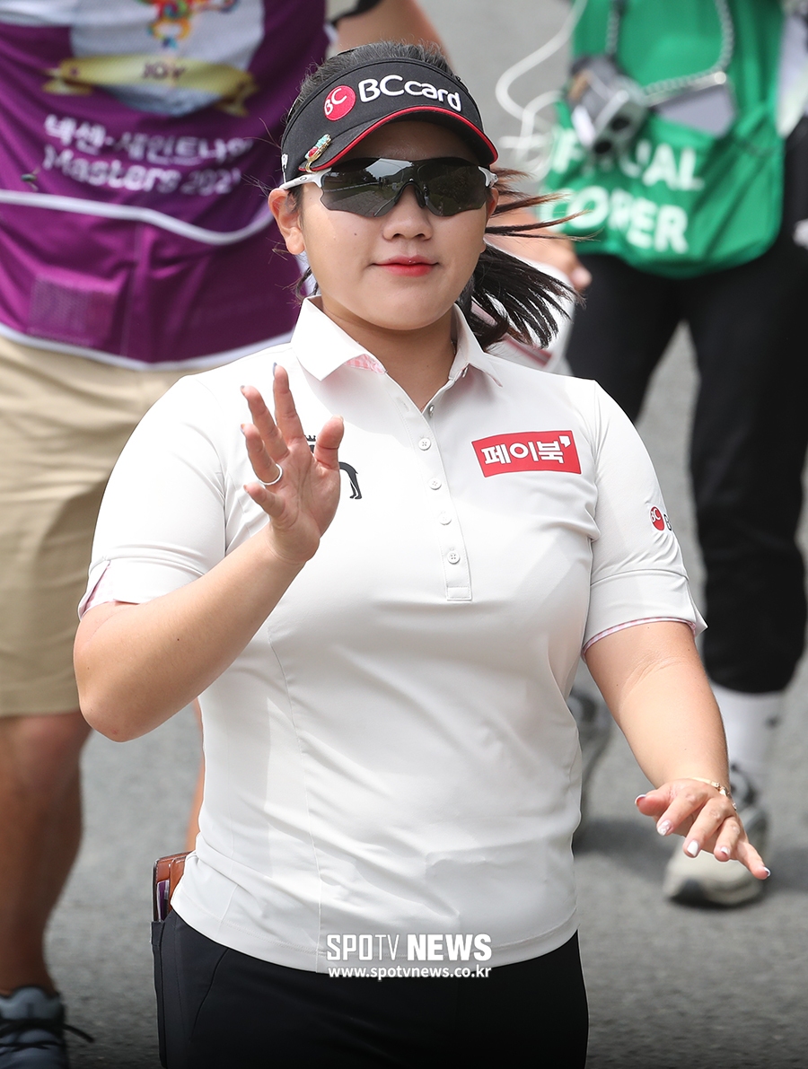 [포토S] 김희지, 발랄한 손인사