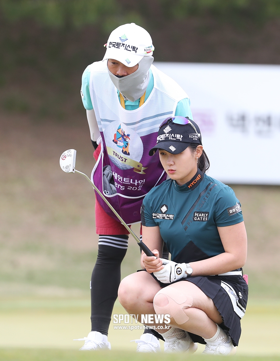 [포토S] 퍼팅 라인 살피는 박현경