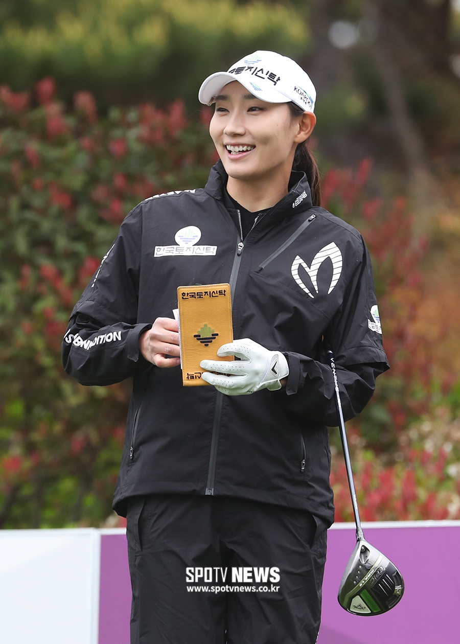 [포토S] 김민선, 밝은 미소로 2라운드 시작