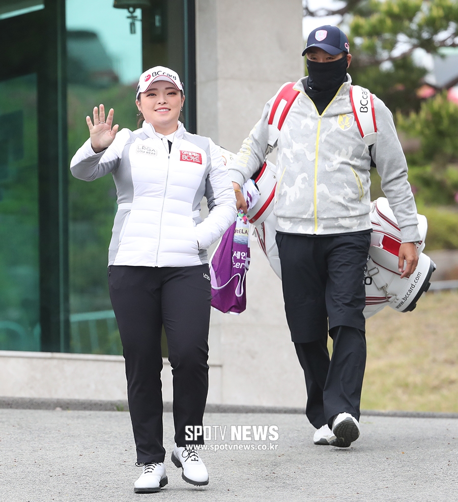 [포토S] 장하나, 밝게 손인사 하며 등장
