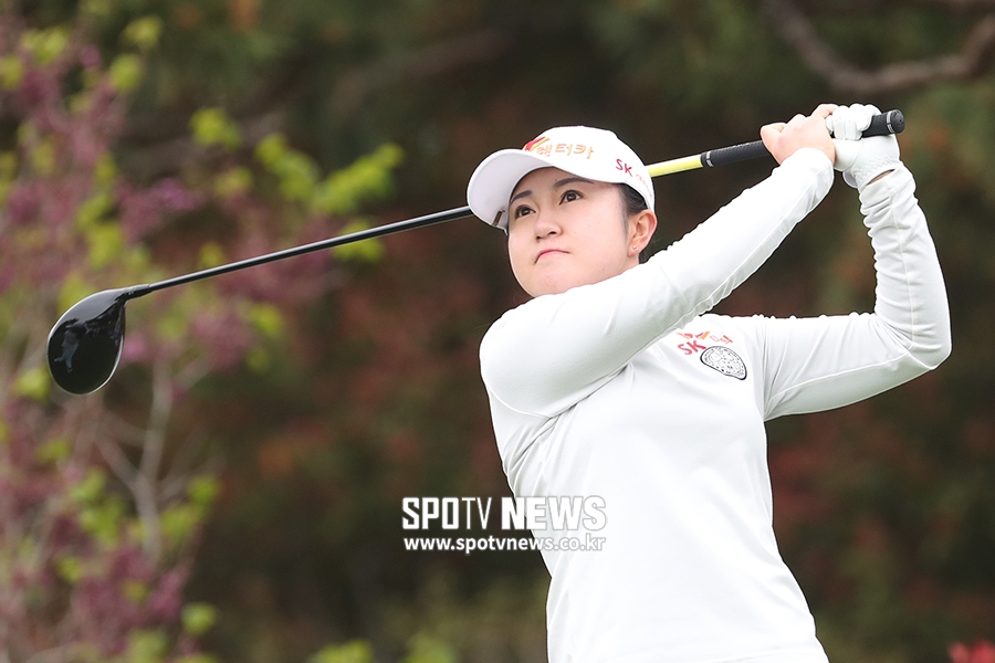 [포토S] 이승연, 타구 바라보며