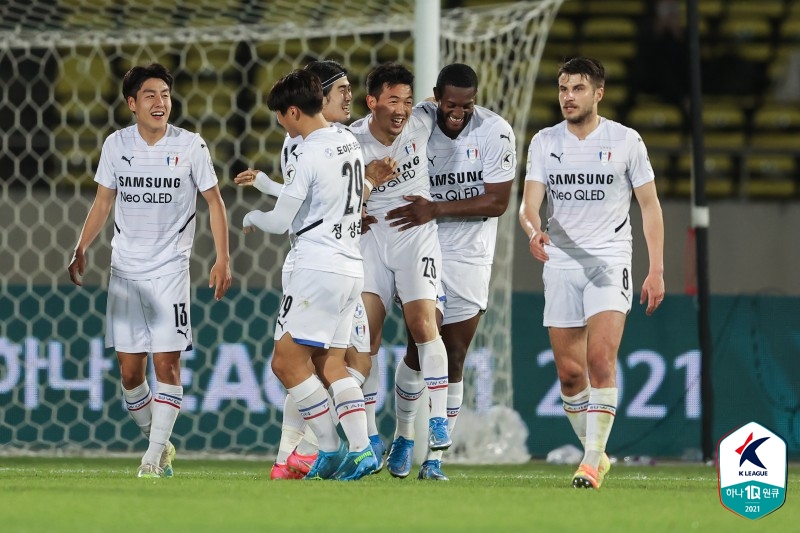 [현장 REVIEW] ‘이기제 환상 FK골’ 수원, 성남에 1-0 승...4위 등극
