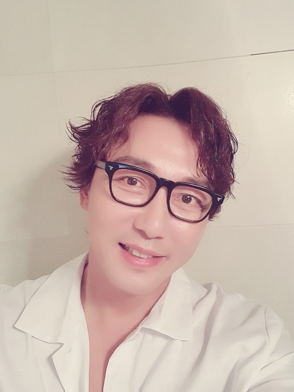 탁재훈, 크롬엔터와 전속계약…15년 의리 지켰다[공식]
