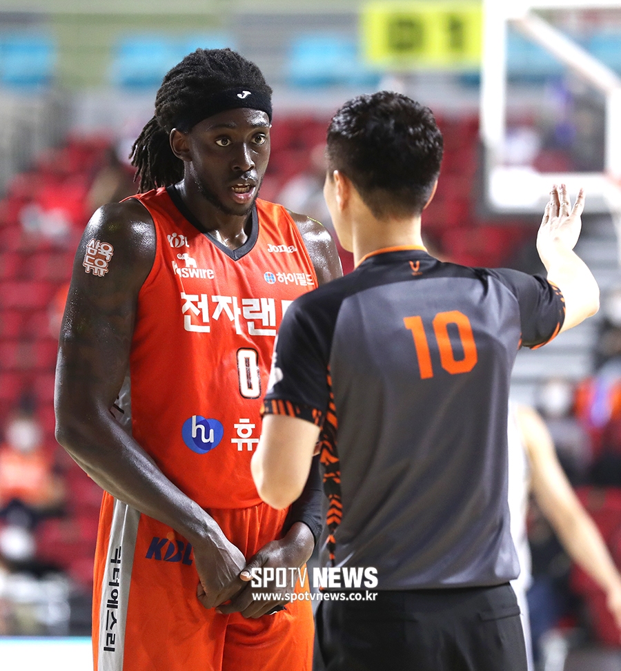 [포토S] 심판에게 어필하는 모트리