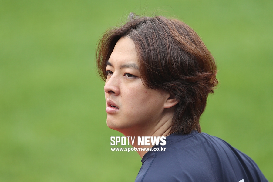 [포토S] 김원중, 그라운드를 나서며