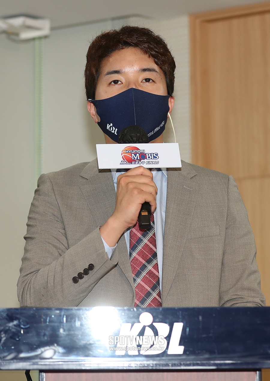 [포토S] SPOTV 이준혁 캐스터, KBL 미디어데이 깔끔한 진행