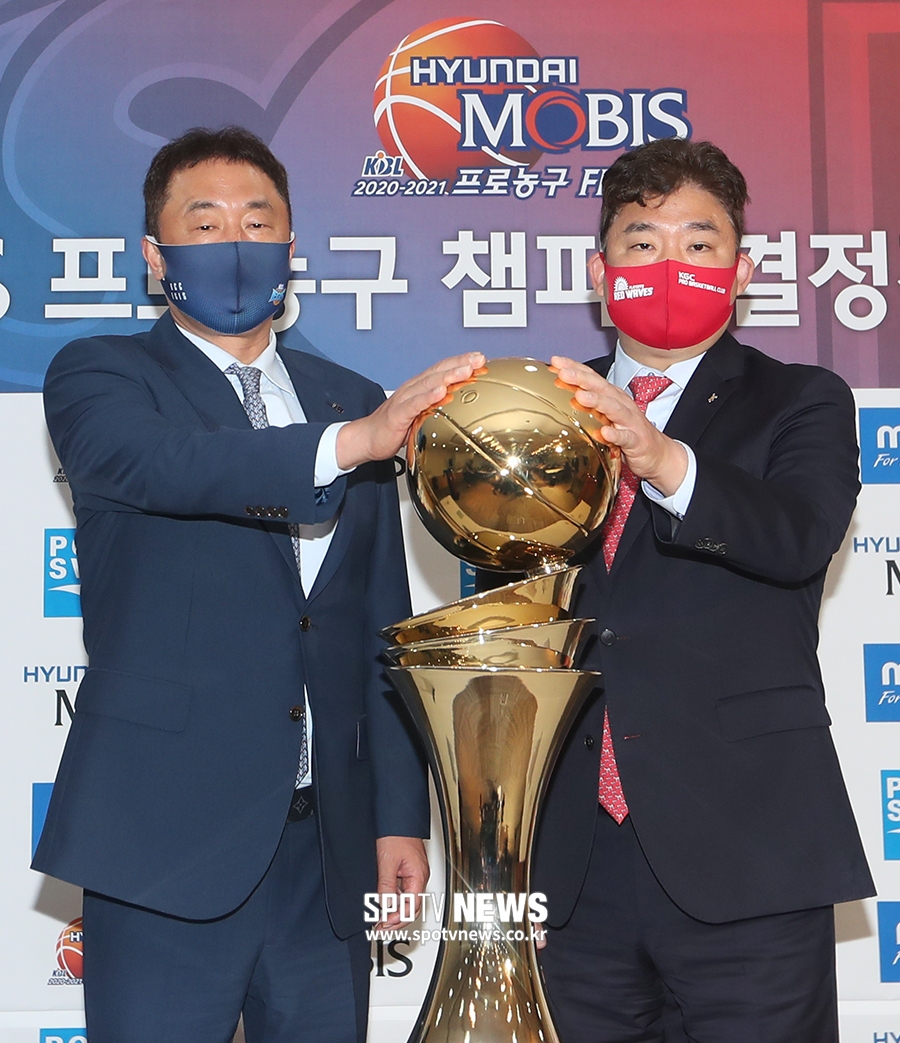 [포토S] 전창진-김승기 감독, 사제 맞대결
