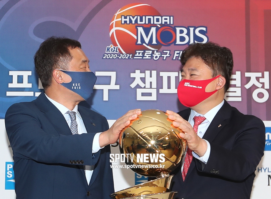 [포토S] 전창진-김승기 감독, '지금은 웃고 있지만'
