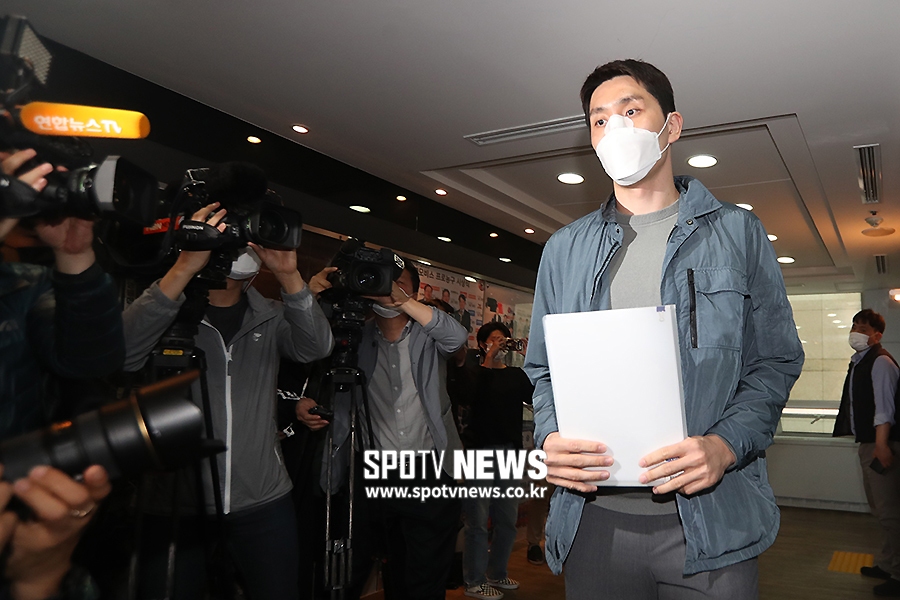 [포토S] 재정위원회 출석하는 기승호