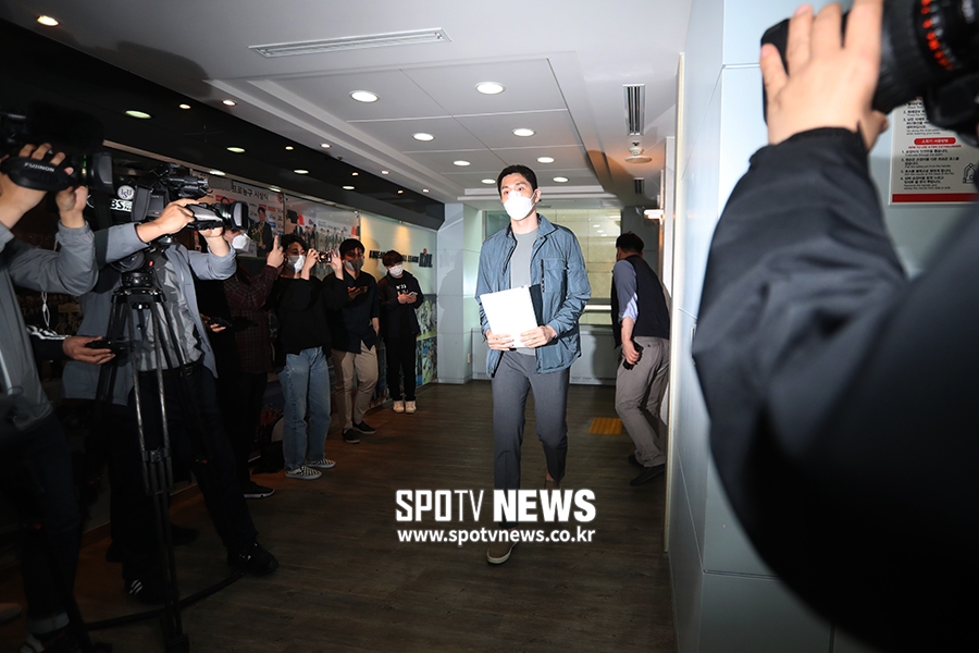 [포토S] 기승호, 많은 취재진에 둘러싸여