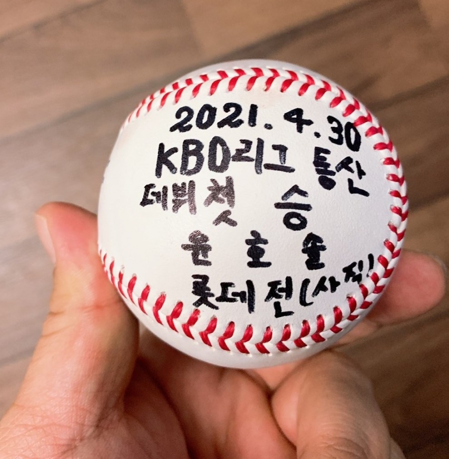 “아직 죽지 않았습니다” 8년이 지나서야 맛본 첫승…주인공은 무덤덤하게 반겼다