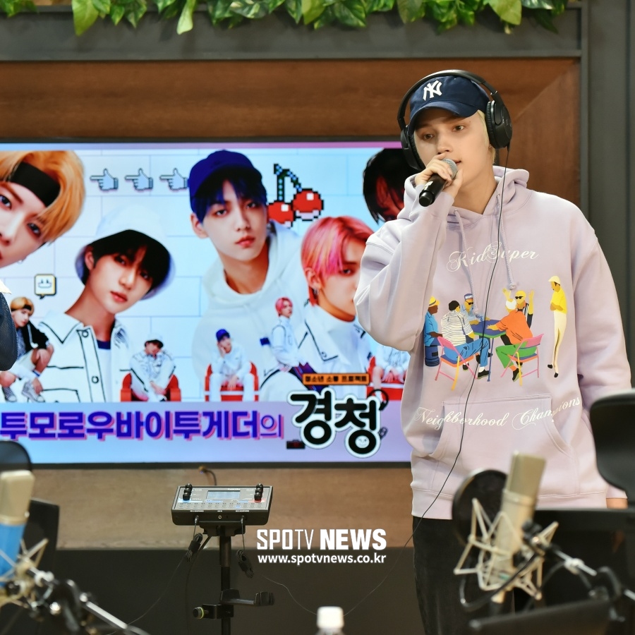 [포토]투모로우바이투게더 휴닝카이 '마지막 방송, 라이브 선물 드릴게요'
