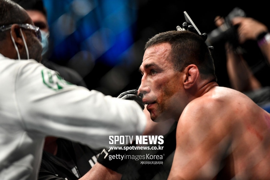UFC 떠난 챔피언 베우둠, 무명에게 충격 TKO패