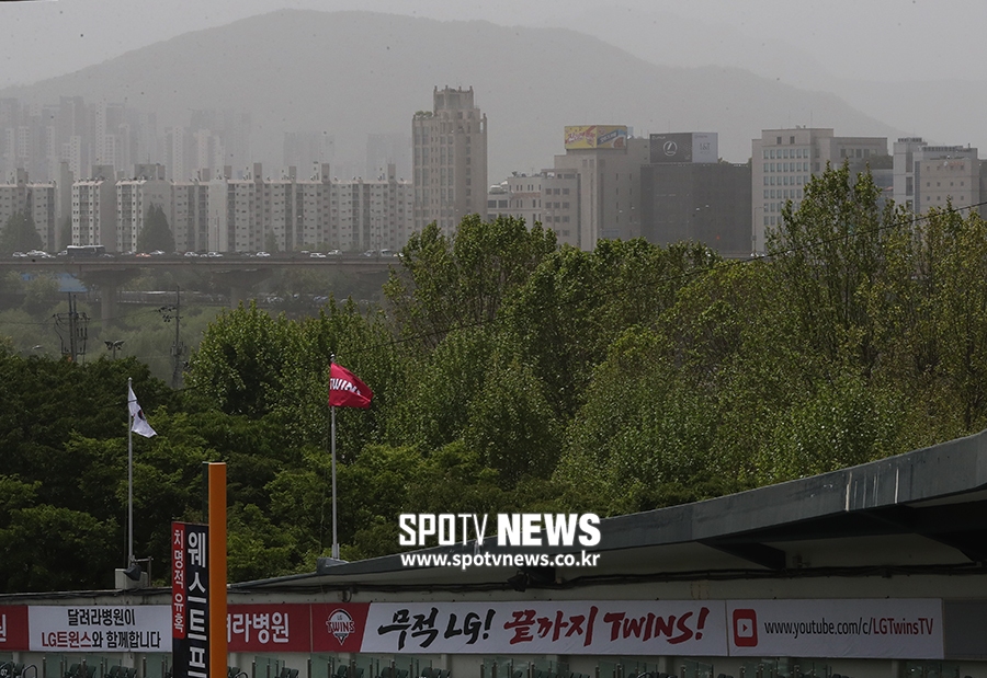 [포토S] 오늘도 심한 미세먼지, LG-한화 DH 1차전 취소