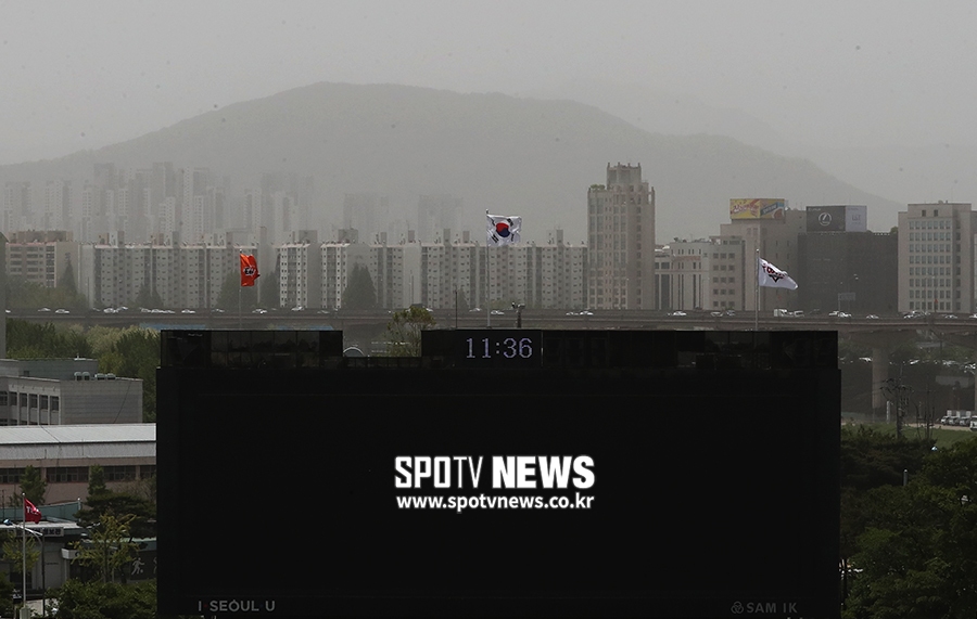 [포토S] 잠실야구장 뒤로 자욱한 미세먼지