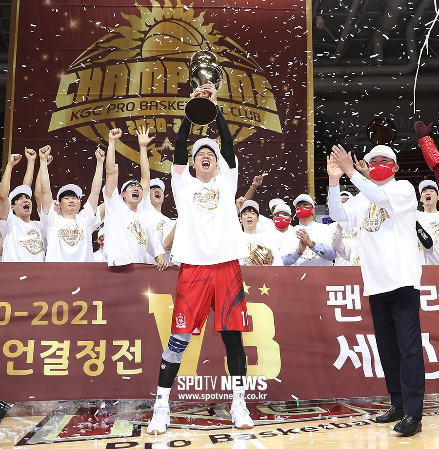 [포토S] 양희종, 우승 트로피 들고 포효!