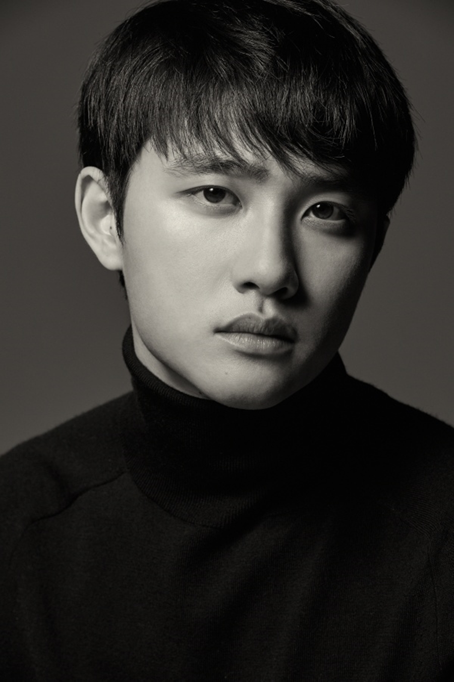 도경수, 강렬한 흑백…화보로 알린 전역 후 근황