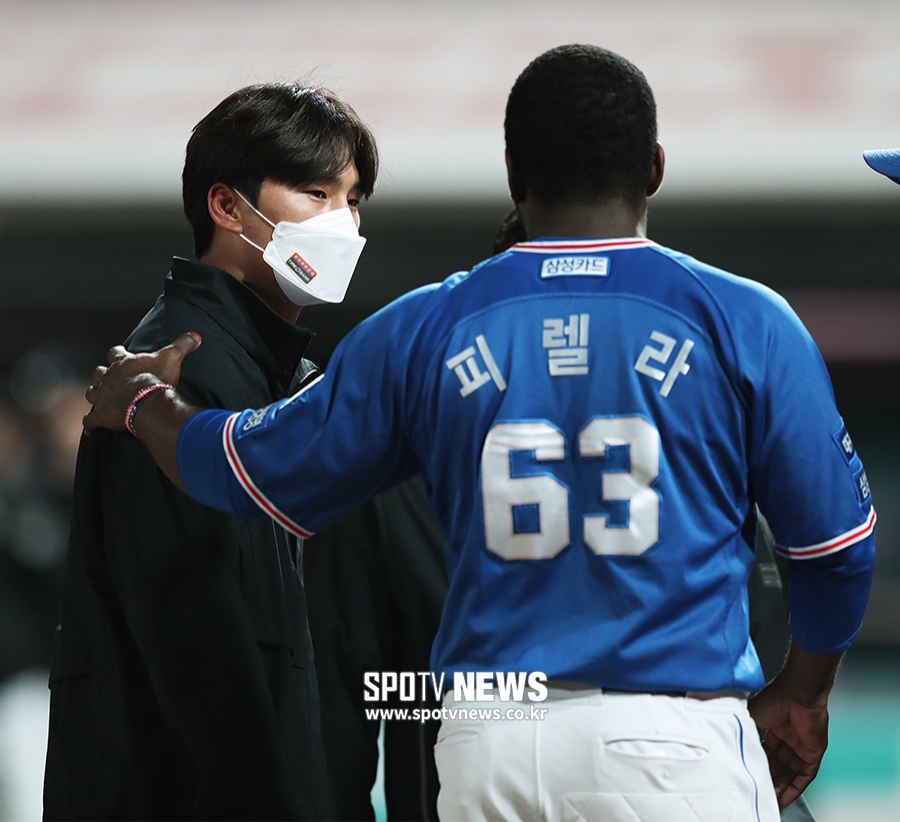 [포토S] 주권의 사과에 어깨 토닥이는 피렐라