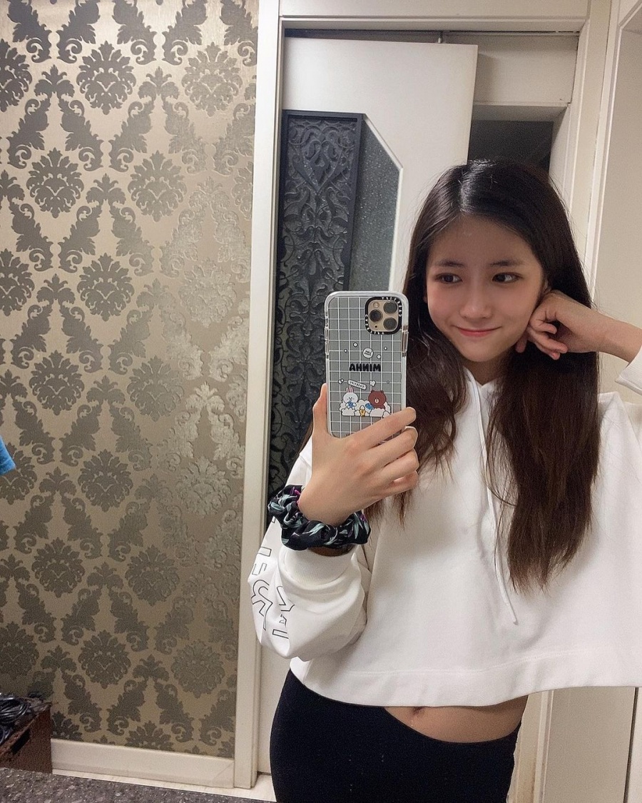 박찬민 딸 박민하, 참 잘 컸다…배꼽 드러내고 사진 찍기에 심취한 중2