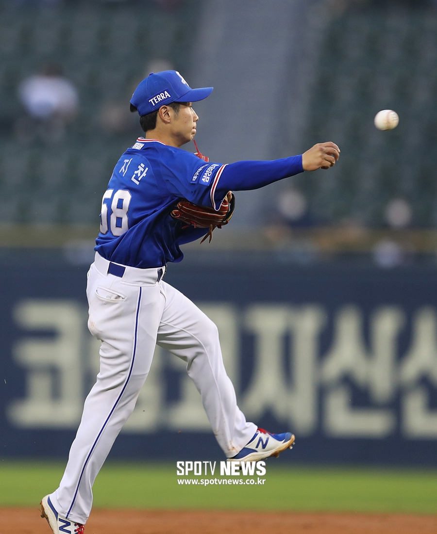 [포토S] 김지찬, 뒤늦은 송구
