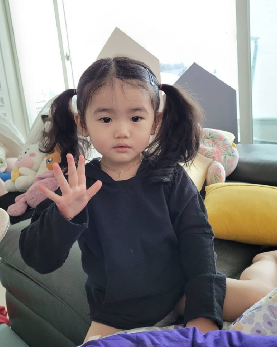 정미애 딸, 송혜교 어릴 때랑 똑같네…역시 '트로트계 송혜교' 딸[주간SNS]