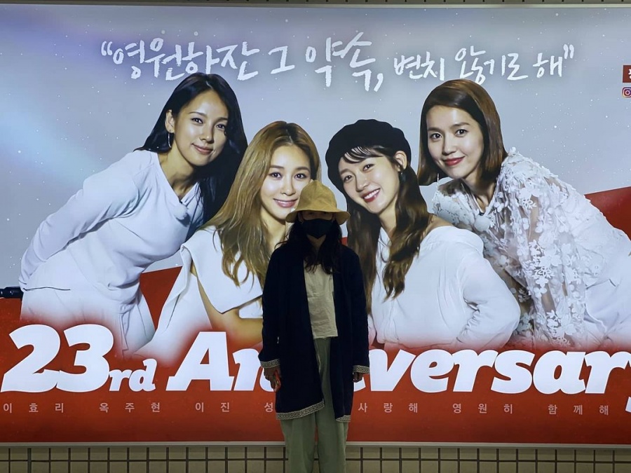 이효리, 홀연히 압구정역 출몰…핑클 23주년 광고 '점검'나왔나