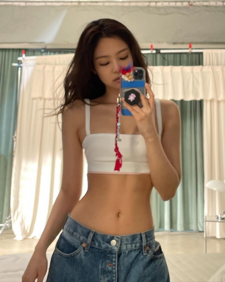 제니, 브라톱으로 과시한 개미허리…이런 반전몸매는 없었다