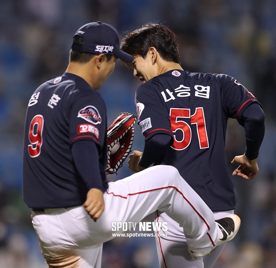 [포토S] 정훈, 나승엽 향해 사랑의 매