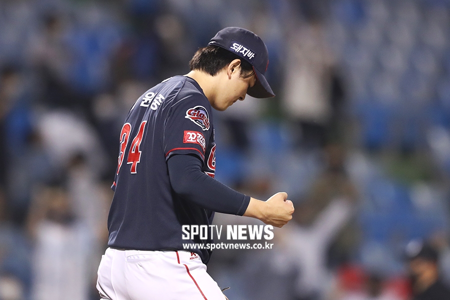 [포토S] 김원중, 승리 지키고 주먹 불끈
