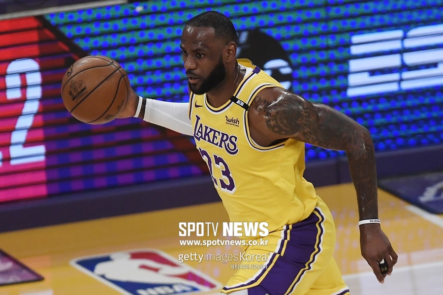 '르브론 트리플 더블' LA 레이커스, 커리의 GSW 꺾고 PO 진출