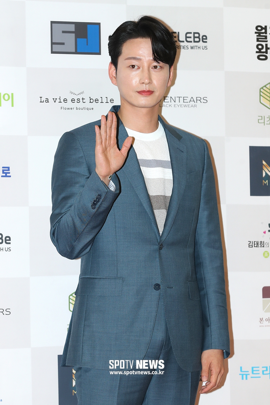 [포토S] 이현욱, 젠틀한 손인사