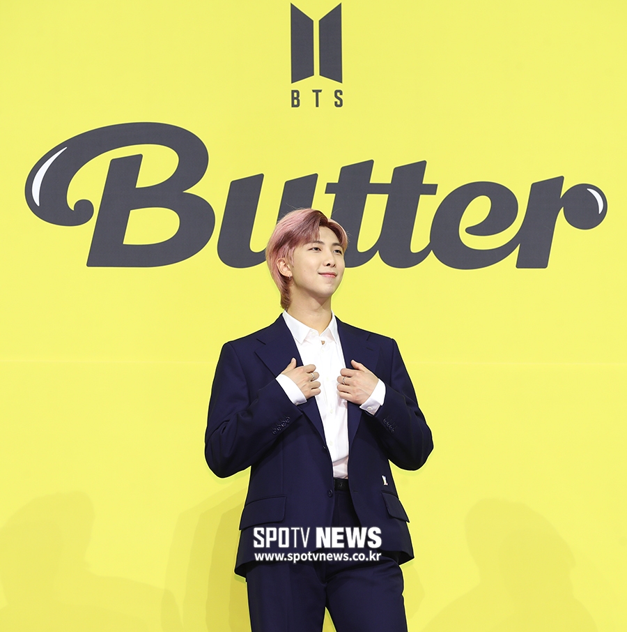 [포토S] 방탄소년단 RM, 'Butter로 돌아왔어요'