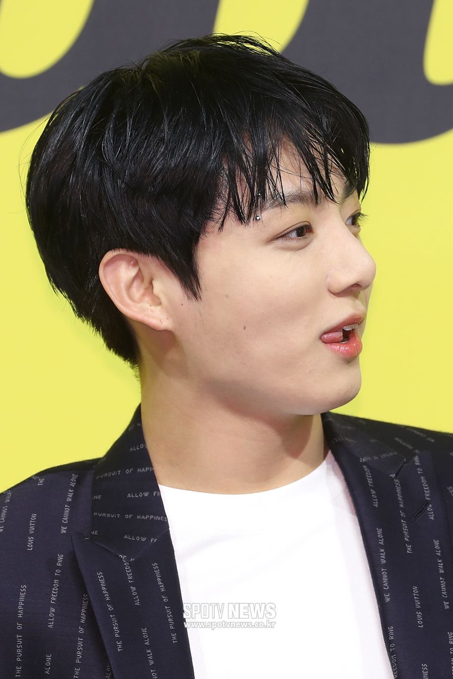 [포토S] 방탄소년단 정국, '쑥스러워서 혀 빼꼼'