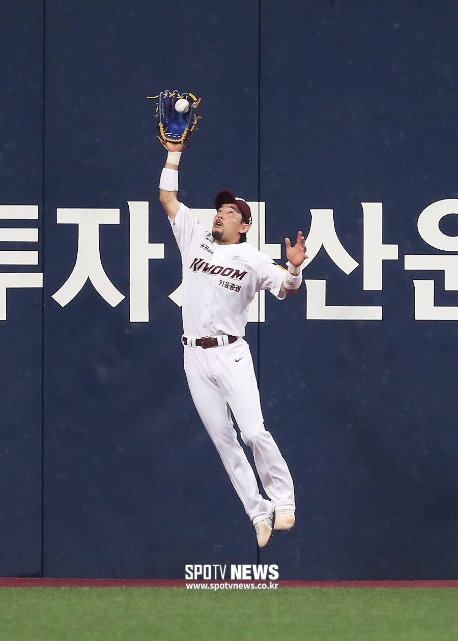 [포토S] 이용규, 이닝 끝내는 깔끔 호수비!