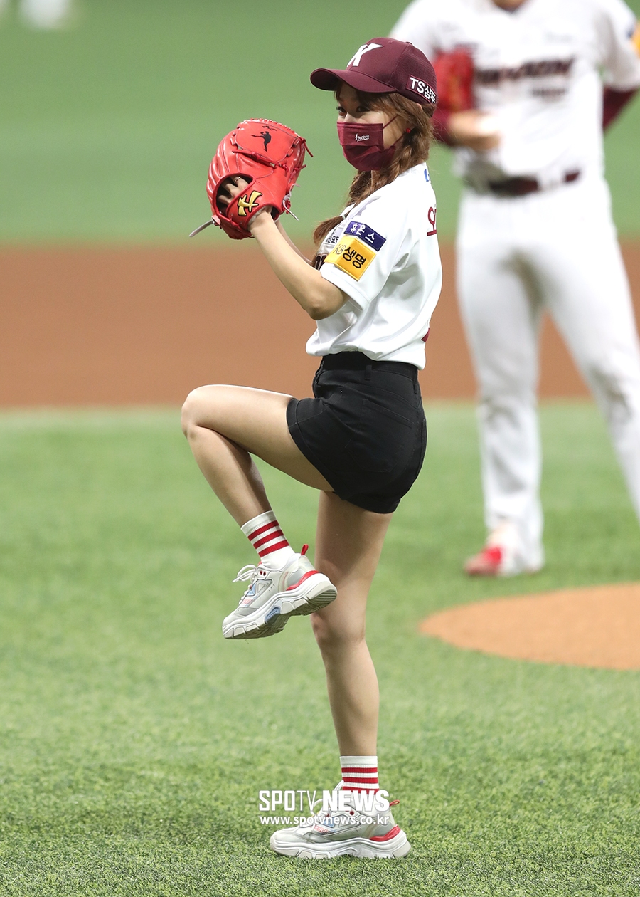 [포토S] 오효주 아나운서, '시구도 예쁘게!'