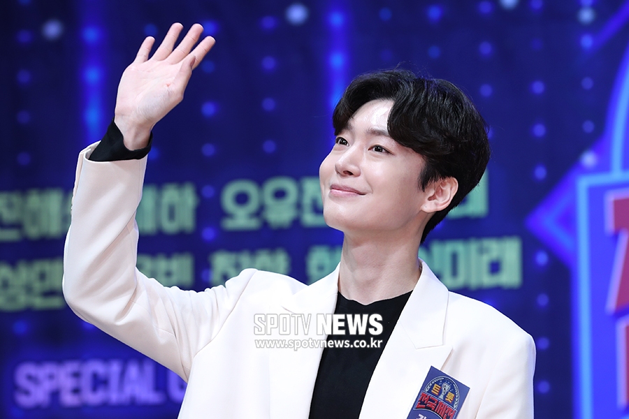 [포토S] 김용빈, 멋진 손인사