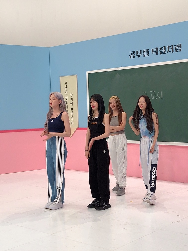 '아돌라스쿨' 우주소녀 더 블랙, 파트 바꾸기 댄스…보나 "내 포인트는 기립근"