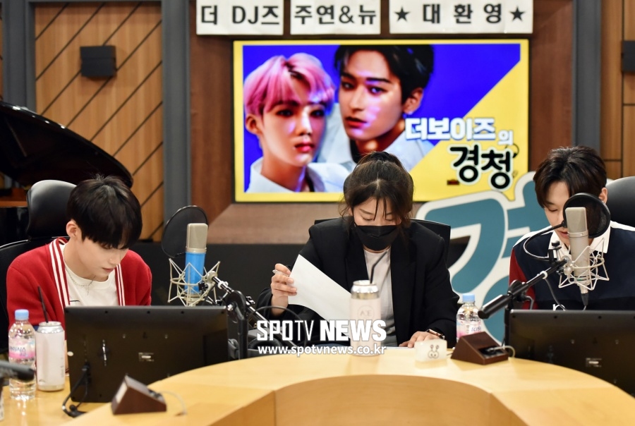 [포토]EBS 경청 DJ 첫 날, 더보이즈 뉴-주연 '작가님께 과외 받는 중'