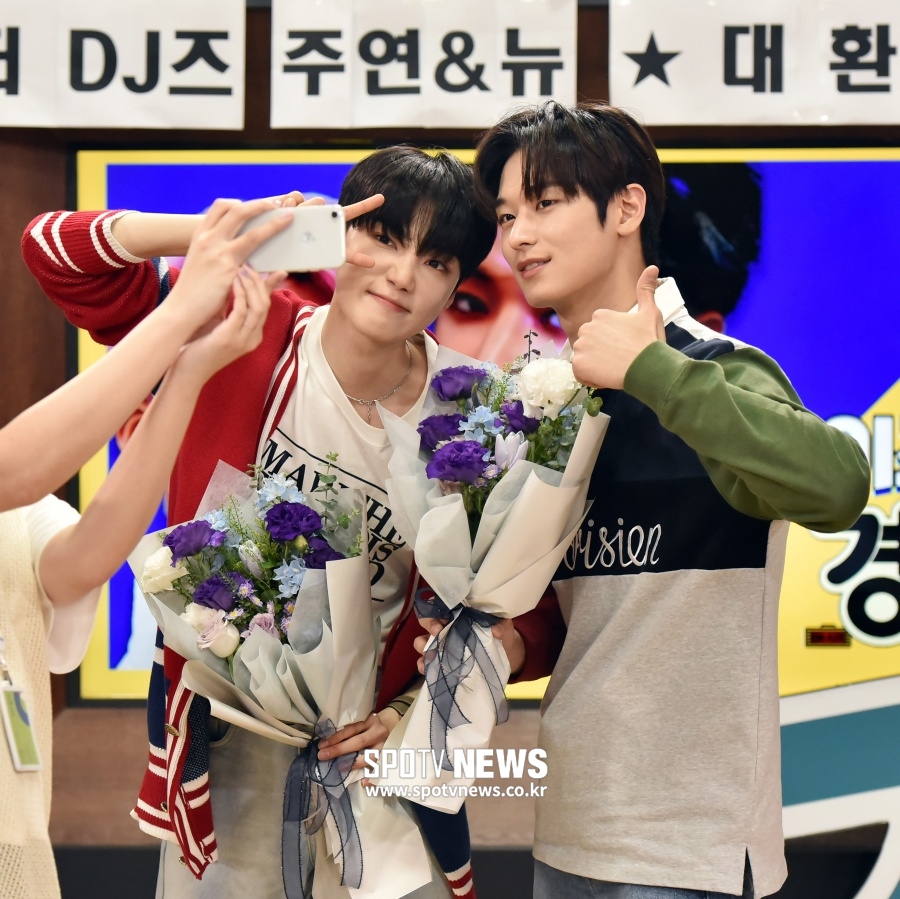 [포토]더보이즈 뉴-주연 'EBS 경청 DJ 첫 날, 사진으로 남겨놔야죠'